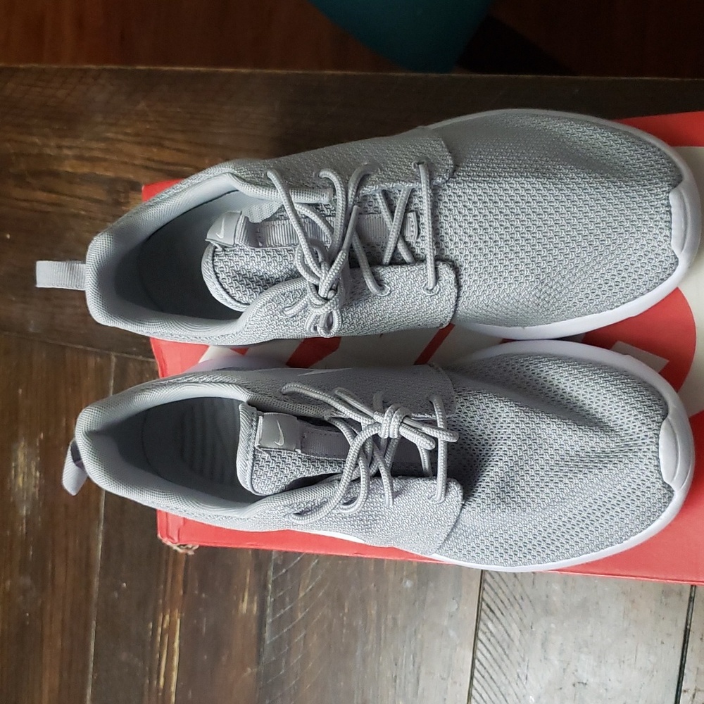 NIKE ROSHE ONE WOLF GREY/WHITE WOMENS SIZE 9